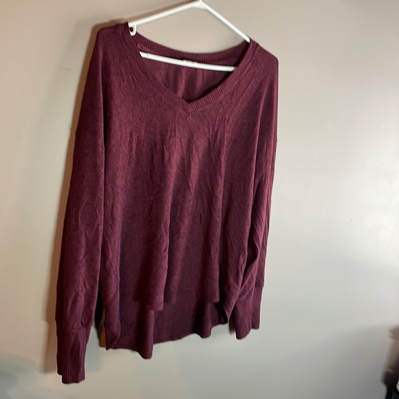 V-neck burgundy long sleeve - Picture 1 of 3